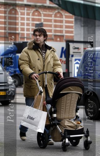 Amsterdam 26 januari 2008
Sander vriend Irene v d Laar met zoon in kinderwagen.