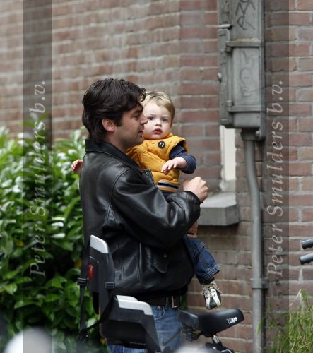 Amsterdam 27 mei 2008
Sander v d Laar met zijn zoontje Vince en India de dochtyer van Irene v d Laar op de fiets.