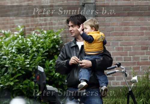 Amsterdam 27 mei 2008
Sander v d Laar met zijn zoontje Vince en India de dochtyer van Irene v d Laar op de fiets.