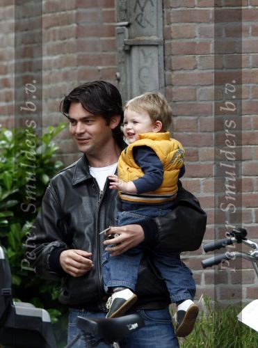 Amsterdam 27 mei 2008
Sander v d Laar met zijn zoontje Vince en India de dochtyer van Irene v d Laar op de fiets.