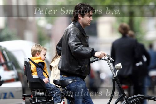 Amsterdam 27 mei 2008
Sander v d Laar met zijn zoontje Vince en India de dochter van Irene v d Laar op de fiets.