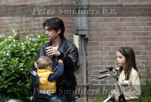 Amsterdam 27 mei 2008
Sander v d Laar met zijn zoontje Vince en India de dochtyer van Irene v d Laar op de fiets.
