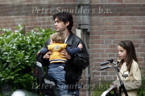Amsterdam 27 mei 2008
Sander v d Laar met zijn zoontje Vince en India de dochtyer van Irene v d Laar op de fiets.