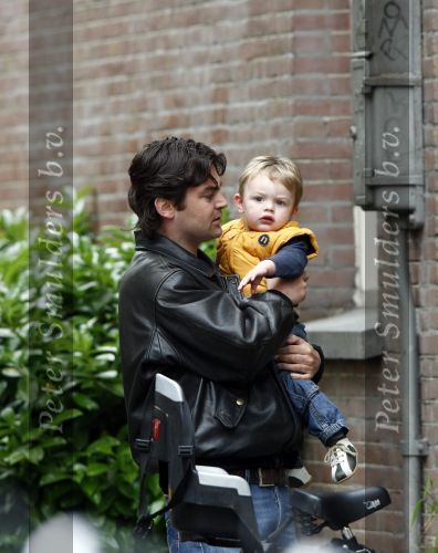 Amsterdam 27 mei 2008
Sander v d Laar met zijn zoontje Vince en India de dochtyer van Irene v d Laar op de fiets.