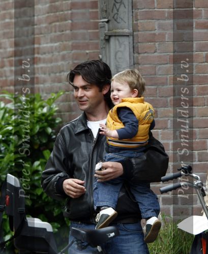Amsterdam 27 mei 2008
Sander v d Laar met zijn zoontje Vince en India de dochtyer van Irene v d Laar op de fiets.