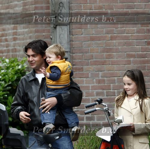 Amsterdam 27 mei 2008
Sander v d Laar met zijn zoontje Vince en India de dochtyer van Irene v d Laar op de fiets.