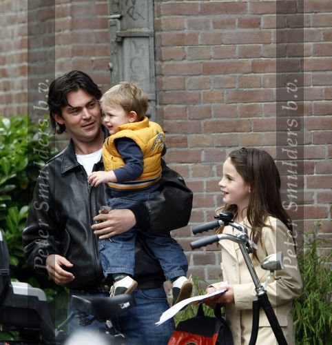 Amsterdam 27 mei 2008
Sander v d Laar met zijn zoontje Vince en India de dochtyer van Irene v d Laar op de fiets.