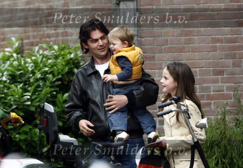 Amsterdam 27 mei 2008
Sander v d Laar met zijn zoontje Vince en India de dochtyer van Irene v d Laar op de fiets.