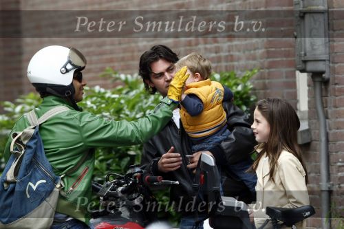 Amsterdam 27 mei 2008
Sander v d Laar met zijn zoontje Vince en India de dochtyer van Irene v d Laar op de fiets.