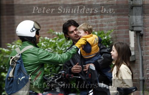 Amsterdam 27 mei 2008
Sander v d Laar met zijn zoontje Vince en India de dochtyer van Irene v d Laar op de fiets.