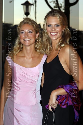Amsterdam 5 oktober 2007
Premiere Ciske de Rat in Carre.   Sanne Heijen met een vriendin