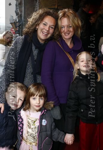 Amsterdam 25 januari 2009
Premiere de dappere muis in Tuschinski. sara Kroos met dochter en een vriendin
Peter Smulders bv