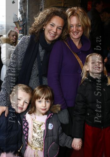 Amsterdam 25 januari 2009
Premiere de dappere muis in Tuschinski. sara Kroos met dochter en een vriendin
Peter Smulders bv