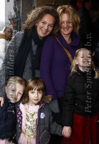 Amsterdam 25 januari 2009
Premiere de dappere muis in Tuschinski. sara Kroos met dochter en een vriendin
Peter Smulders bv