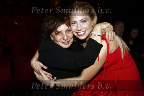 Tilburg 25 januari 2009
Premiere High school musical in de schouwburg van Tilburg met in de hoofdrollen Tommie Christiaan Nathalie v Gent Sarah Chronis Paul Boereboom Maickel Leijenhorst en Natalie la Rose. sarah Chronis met moeder Adrienne Kleiweg
Peter Smulders bv
