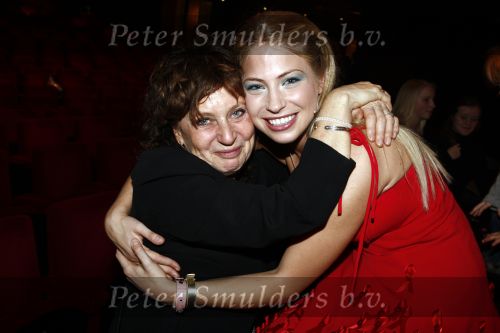 Tilburg 25 januari 2009
Premiere High school musical in de schouwburg van Tilburg met in de hoofdrollen Tommie Christiaan Nathalie v Gent Sarah Chronis Paul Boereboom Maickel Leijenhorst en Natalie la Rose. sarah Chronis met moeder Adrienne Kleiweg
Peter Smulders bv