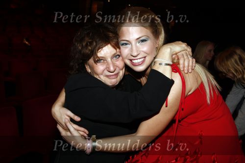 Tilburg 25 januari 2009
Premiere High school musical in de schouwburg van Tilburg met in de hoofdrollen Tommie Christiaan Nathalie v Gent Sarah Chronis Paul Boereboom Maickel Leijenhorst en Natalie la Rose. sarah Chronis met moeder Adrienne Kleiweg
Peter Smulders bv