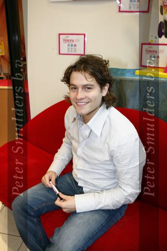 Amsterdam 12 maart 2008
Sascha Visser deelt handtekeningen uit.
Peter Smulders bv