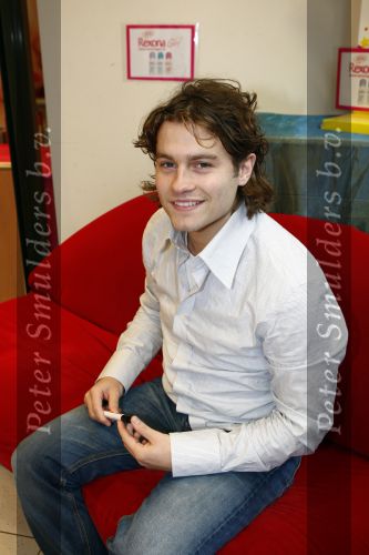 Amsterdam 12 maart 2008
Sascha Visser deelt handtekeningen uit.
Peter Smulders bv