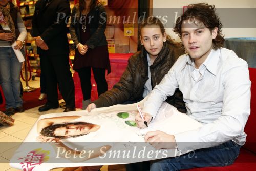 Amsterdam 12 maart 2008
Sascha Visser deelt handtekeningen uit.
Peter Smulders bv