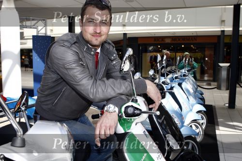 Amsterdam 12 mei 2009
Het blad Grazia organiseert samen met vespa scooters een leuke rally door amsterdam heen. Sebastiaan Labrie met zijn vriendin
Peter Smulders bv