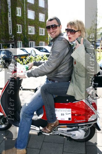 Amsterdam 12 mei 2009
Het blad Grazia organiseert samen met vespa scooters een leuke rally door amsterdam heen. Sebastiaan Labrie met zijn vriendin
Peter Smulders bv