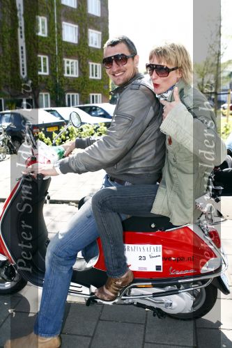 Amsterdam 12 mei 2009
Het blad Grazia organiseert samen met vespa scooters een leuke rally door amsterdam heen. Sebastiaan Labrie met zijn vriendin
Peter Smulders bv
