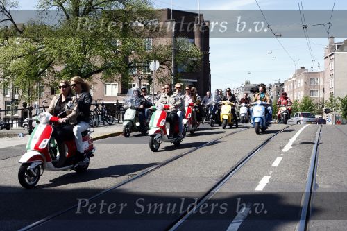 Amsterdam 12 mei 2009
Het blad Grazia organiseert samen met vespa scooters een leuke rally door amsterdam heen. Sebastiaan Labrie met zijn vriendin
Peter Smulders bv