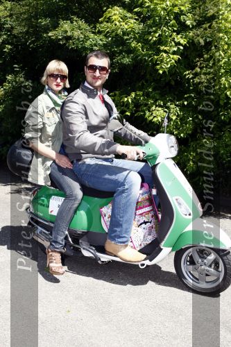 Amsterdam 12 mei 2009
Het blad Grazia organiseert samen met vespa scooters een leuke rally door amsterdam heen. Sebastiaan Labrie met zijn vriendin
Peter Smulders bv