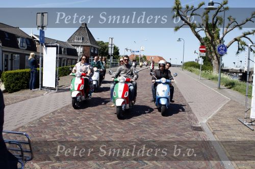 Amsterdam 12 mei 2009
Het blad Grazia organiseert samen met vespa scooters een leuke rally door amsterdam heen. Sebastiaan Labrie met zijn vriendin
Peter Smulders bv