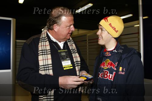 Barcelona 11 maart 2009
Test dag voor de formule 1 teams op het circuit van Barcelona. Sebastian Vettel van Red Bull racing samen met Michel Perridon
Peter Smulders bv