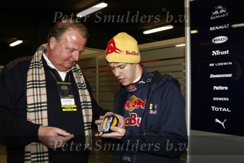Barcelona 11 maart 2009
Test dag voor de formule 1 teams op het circuit van Barcelona. Sebastian Vettel van Red Bull racing samen met Michel Perridon
Peter Smulders bv