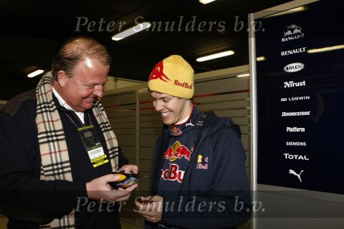 Barcelona 11 maart 2009
Test dag voor de formule 1 teams op het circuit van Barcelona. Sebastian Vettel van Red Bull racing samen met Michel Perridon
Peter Smulders bv