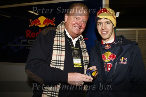 Barcelona 11 maart 2009
Test dag voor de formule 1 teams op het circuit van Barcelona. Sebastian Vettel van Red Bull racing samen met Michel Perridon
Peter Smulders bv