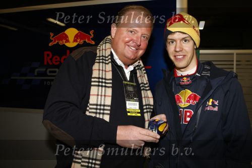 Barcelona 11 maart 2009
Test dag voor de formule 1 teams op het circuit van Barcelona. Sebastian Vettel van Red Bull racing samen met Michel Perridon
Peter Smulders bv