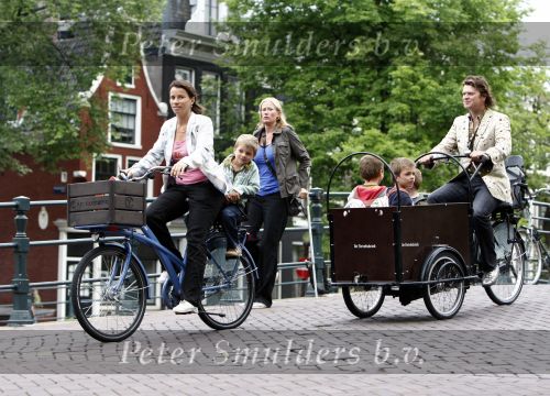 Amsterdam 11 augustus 2008
Beau v Erve Dorens en zijn vrouw Selly v Erven Dorens brengen met de bakfiets de kinderen naar school voor hun eerste schooldag na de vakantie.