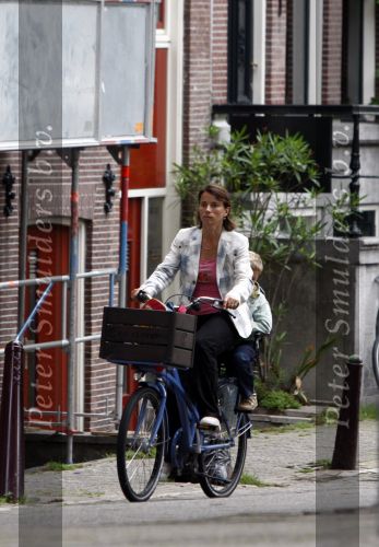 Amsterdam 11 augustus 2008
Beau v Erve Dorens en zijn vrouw Selly v Erven Dorens brengen met de bakfiets de kinderen naar school voor hun eerste schooldag na de vakantie.