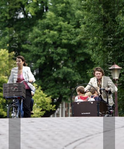Amsterdam 11 augustus 2008
Beau v Erve Dorens en zijn vrouw Selly v Erven Dorens brengen met de bakfiets de kinderen naar school voor hun eerste schooldag na de vakantie.