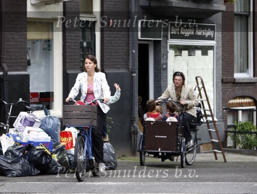 Amsterdam 11 augustus 2008
Beau v Erve Dorens en zijn vrouw Selly v Erven Dorens brengen met de bakfiets de kinderen naar school voor hun eerste schooldag na de vakantie.