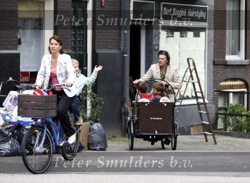 Amsterdam 11 augustus 2008
Beau v Erve Dorens en zijn vrouw Selly v Erven Dorens brengen met de bakfiets de kinderen naar school voor hun eerste schooldag na de vakantie.