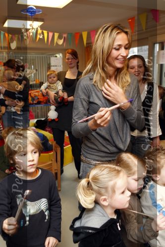 Uithoorn 23 januari 2008
Wendy v Dijk met Sem en broer Mike voorlezen tijdens de nationale vorleesdag  bij de speeldoos.