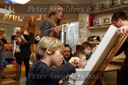 Uithoorn 23 januari 2008
Wendy v Dijk met Sem en broer Mike voorlezen tijdens de nationale vorleesdag  bij de speeldoos.