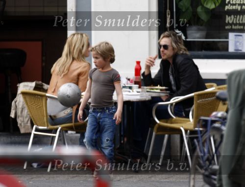 Weesp 27 april 2008
Wendy v Dijk met Sem en Chris zegers met.. zitten op terras iets te eten .
Peter Smulders bv