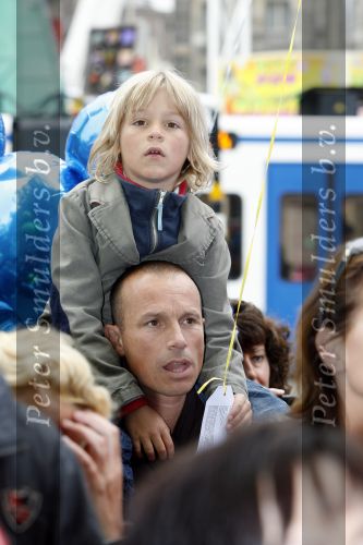 Amsterdam 28 april 2009
Wendy v Dijk opent etalage bij de bijenkorf met alle mickey Mouse oren voor aktie tbv doe een wens. Sem en haar broek Mike zijn erbij aanwezig.
Peter Smulders bv