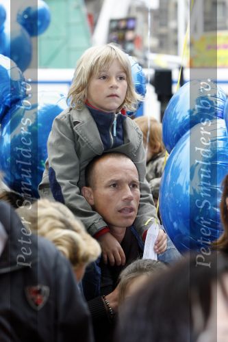 Amsterdam 28 april 2009
Wendy v Dijk opent etalage bij de bijenkorf met alle mickey Mouse oren voor aktie tbv doe een wens. Sem en haar broek Mike zijn erbij aanwezig.
Peter Smulders bv