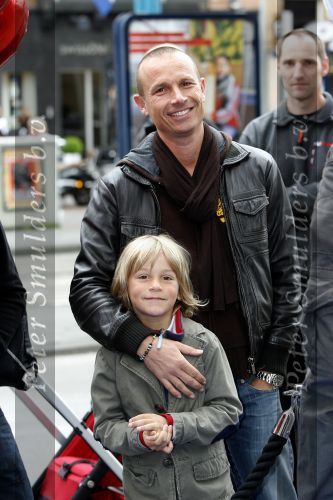 Amsterdam 28 april 2009
Wendy v Dijk opent etalage bij de bijenkorf met alle mickey Mouse oren voor aktie tbv doe een wens. Sem en haar broek Mike zijn erbij aanwezig.
Peter Smulders bv