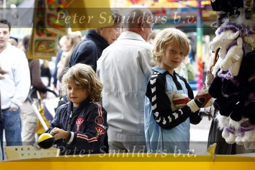 Blaricum 20 augustus 2008
Leontine Borsato met hoed en kinderen Luca en Senna Borsato op de kermis in Blaricum.  Schiettent