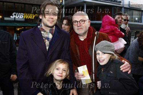Amsterdam 25 januari 2009
Premiere de dappere muis in Tuschinski. Serge henri Valcke met kennis en zijn kinderen
Peter Smulders bv