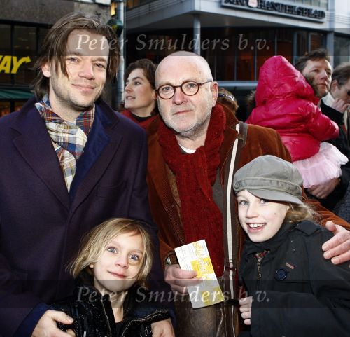 Amsterdam 25 januari 2009
Premiere de dappere muis in Tuschinski. Serge henri Valcke met kennis en zijn kinderen
Peter Smulders bv
