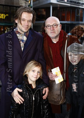 Amsterdam 25 januari 2009
Premiere de dappere muis in Tuschinski. Serge henri Valcke met kennis en zijn kinderen
Peter Smulders bv